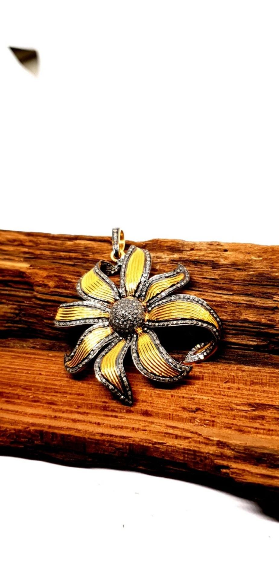 Taglio rotondo Ciondolo a forma di girasole con diamante Pave in argento Sterling 925 Per le donne. in vendita