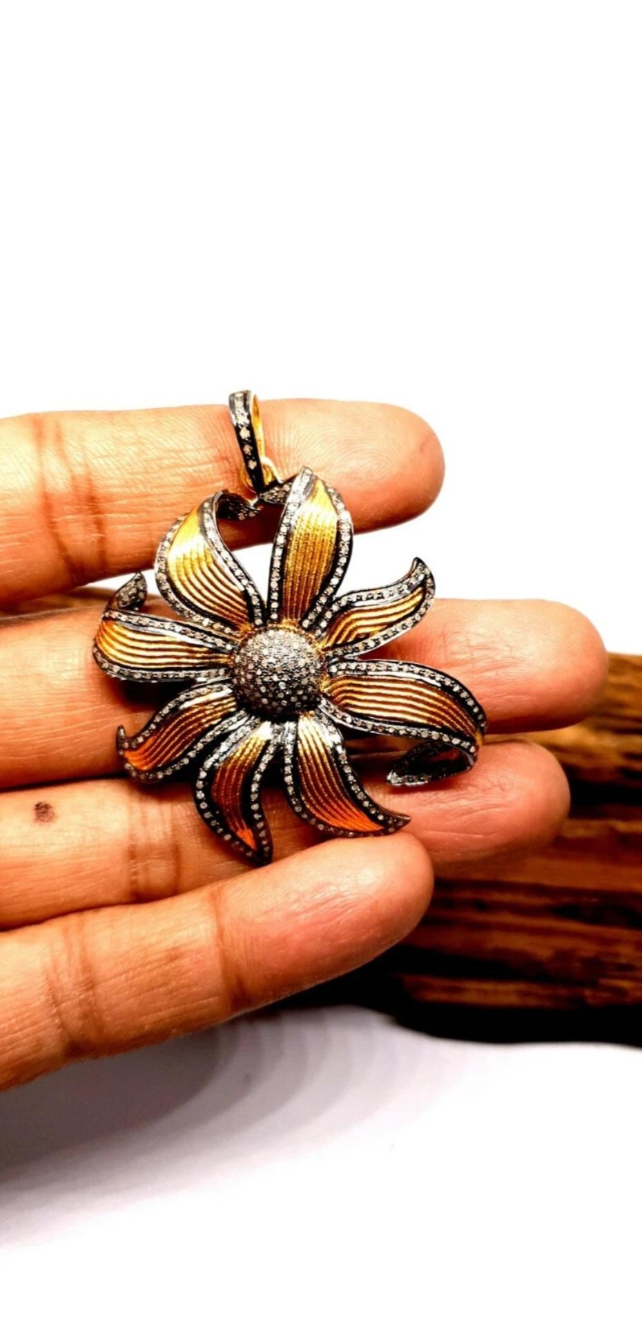 Ciondolo a forma di girasole con diamante Pave in argento Sterling 925 Per le donne. In condizioni Nuovo in vendita a Chicago, IL