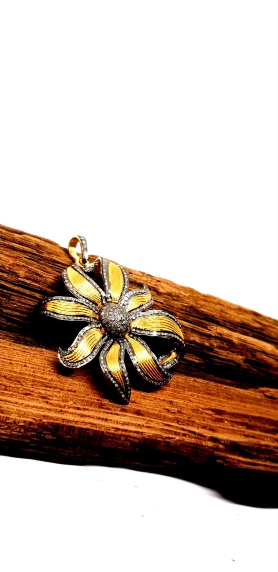Ciondolo a forma di girasole con diamante Pave in argento Sterling 925 Per le donne. in vendita 2
