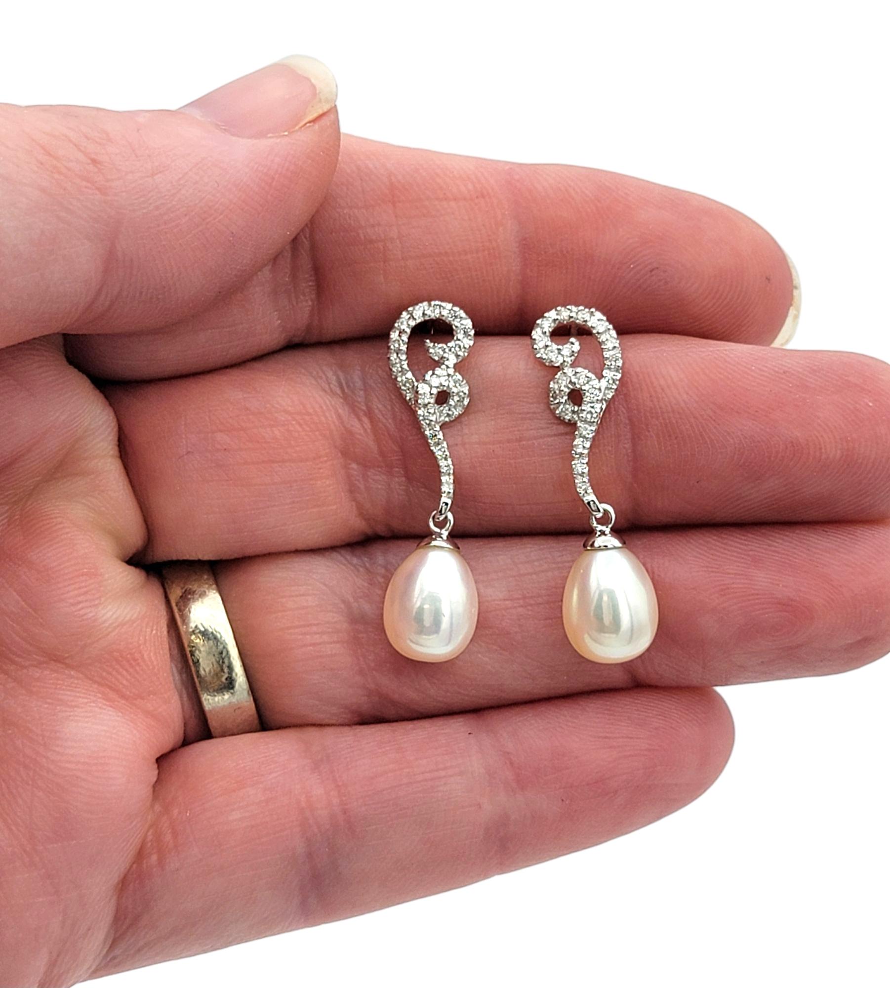 Orecchini pendenti con pavé di diamanti e perle coltivate in oro bianco 14 carati in vendita 1