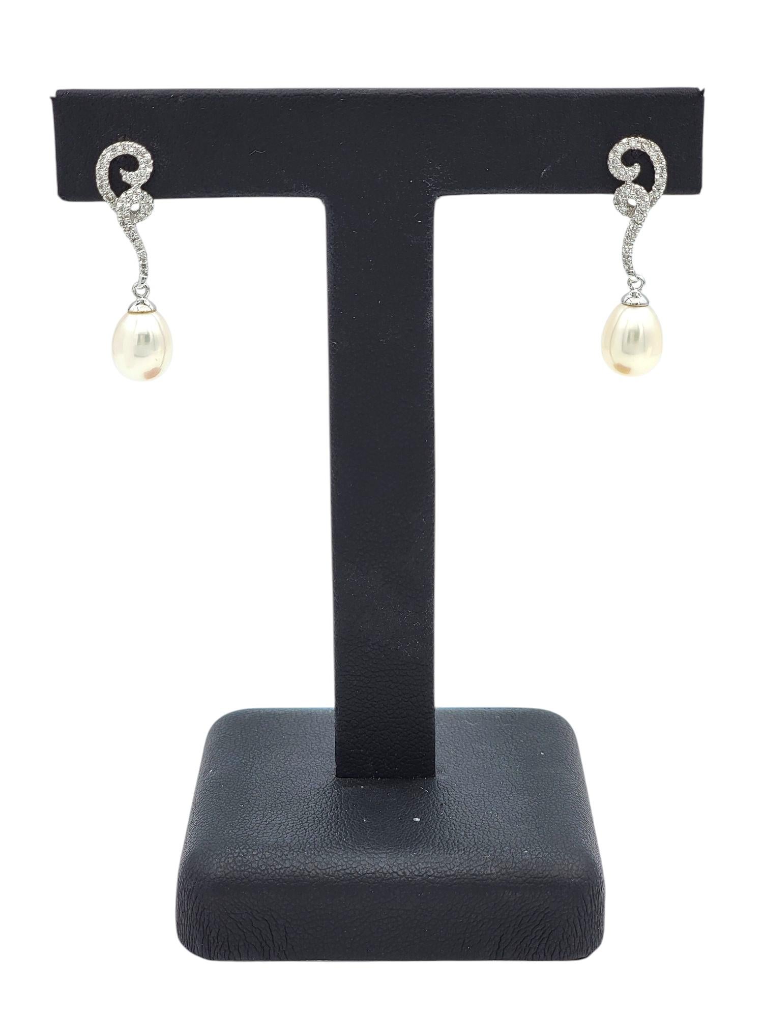 Orecchini pendenti con pavé di diamanti e perle coltivate in oro bianco 14 carati in vendita 2