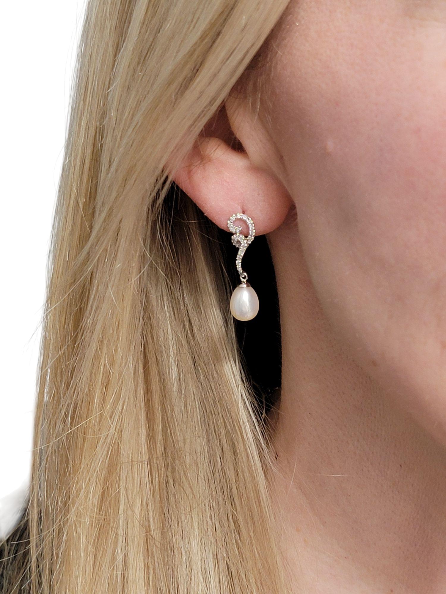 Orecchini pendenti con pavé di diamanti e perle coltivate in oro bianco 14 carati in vendita 3