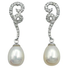 Pendientes Colgantes de Pavé de Diamantes y Perlas Cultivadas en Oro Blanco de 14 Kilates