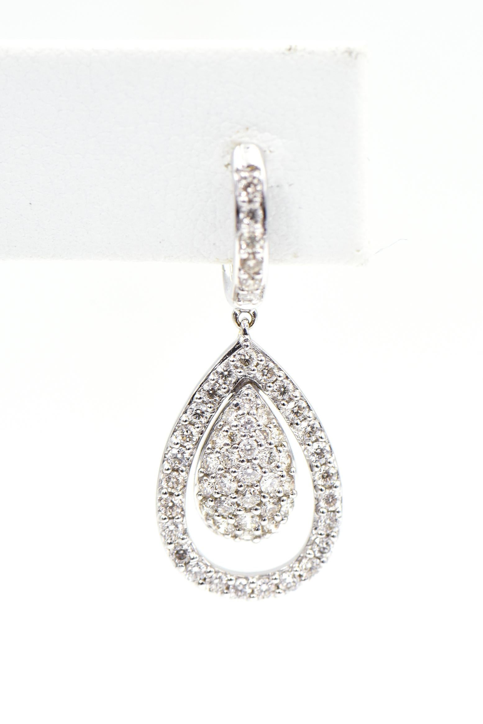 Orecchini a goccia in oro bianco con diamanti Pave e goccia a goccia In condizioni ottime in vendita a Miami Beach, FL