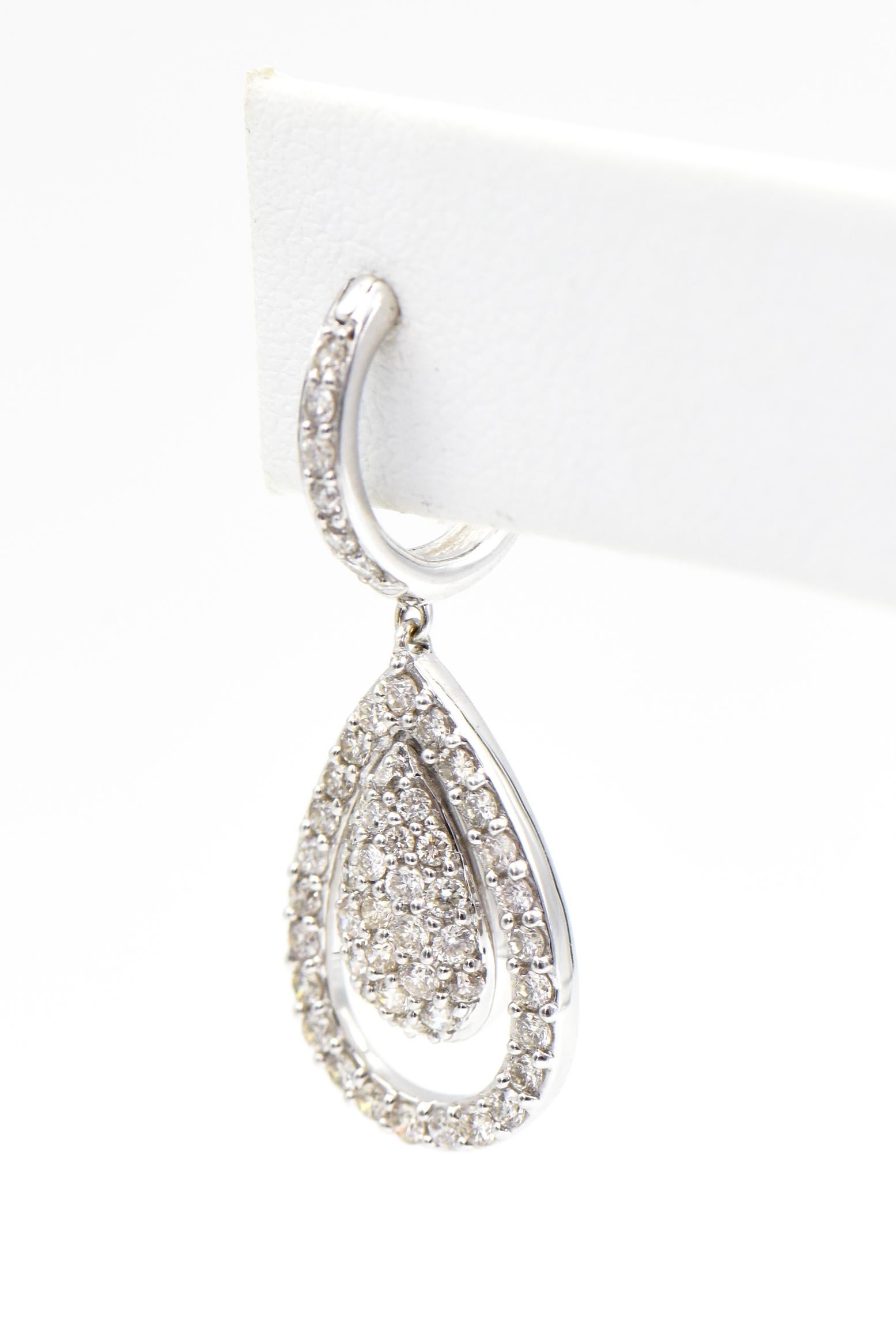 Donna Orecchini a goccia in oro bianco con diamanti Pave e goccia a goccia in vendita