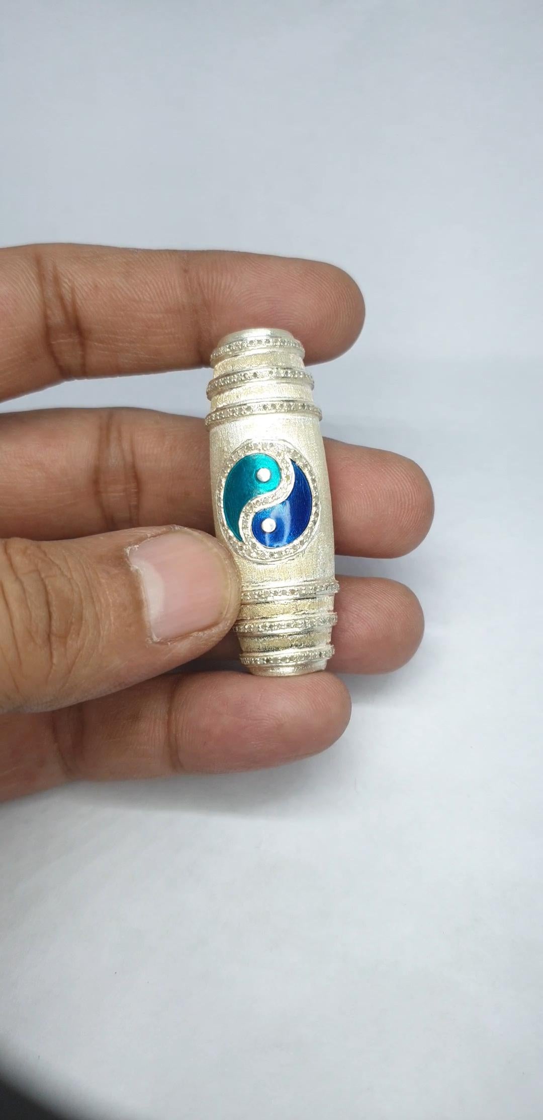 Pave diamond textured silver yin yang pendant bracelet 
Bracelet charm with blue and turquoise enamel Dze beads 925 sterling silver

Materials: 925 sterling silver 
Gemstone: Diamond and emerald 
 

A P P R O X T I M E

All items are custom made to