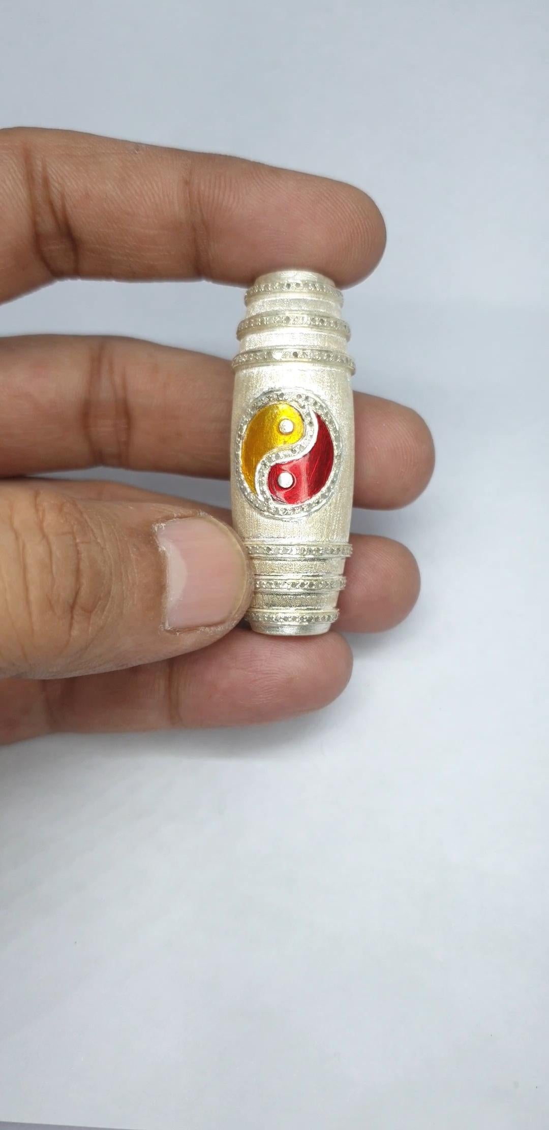 Pave diamond textured silver yin yang pendant bracelet 
Bracelet charm with red and yellow enamel Dze beads 925 sterling silver

Materials: 925 sterling silver 
Gemstone: Diamond and emerald 
 

A P P R O X T I M E

All items are custom made to