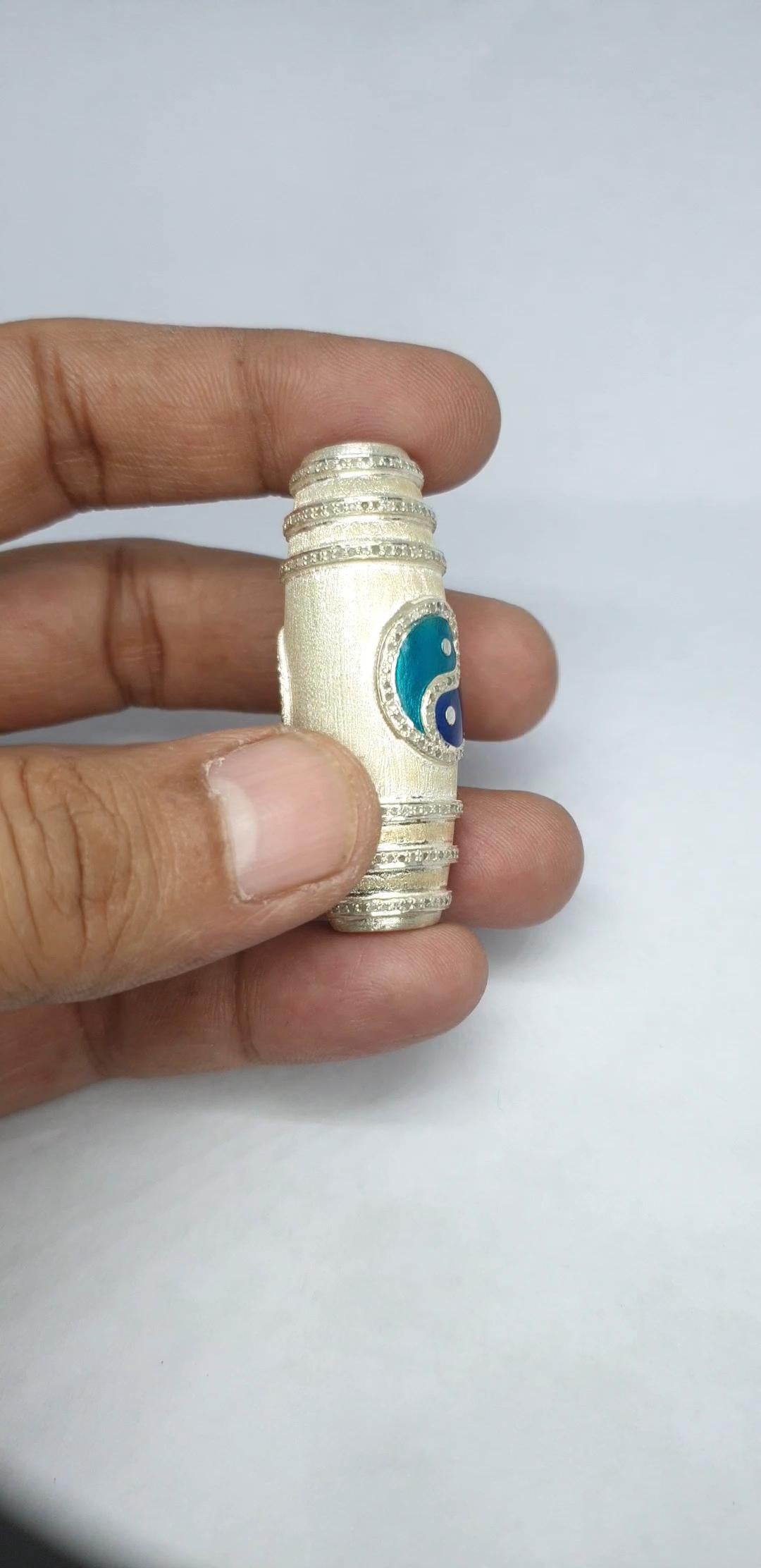 Pave diamond textured silver yin yang pendant enamel Bracelet In New Condition For Sale In Chicago, IL