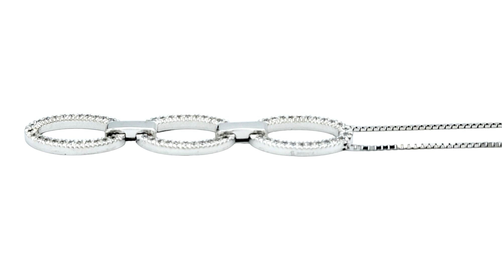 Contemporaneo Collana con ciondolo verticale a tre ovali con diamanti Pave in oro bianco 14 carati in vendita