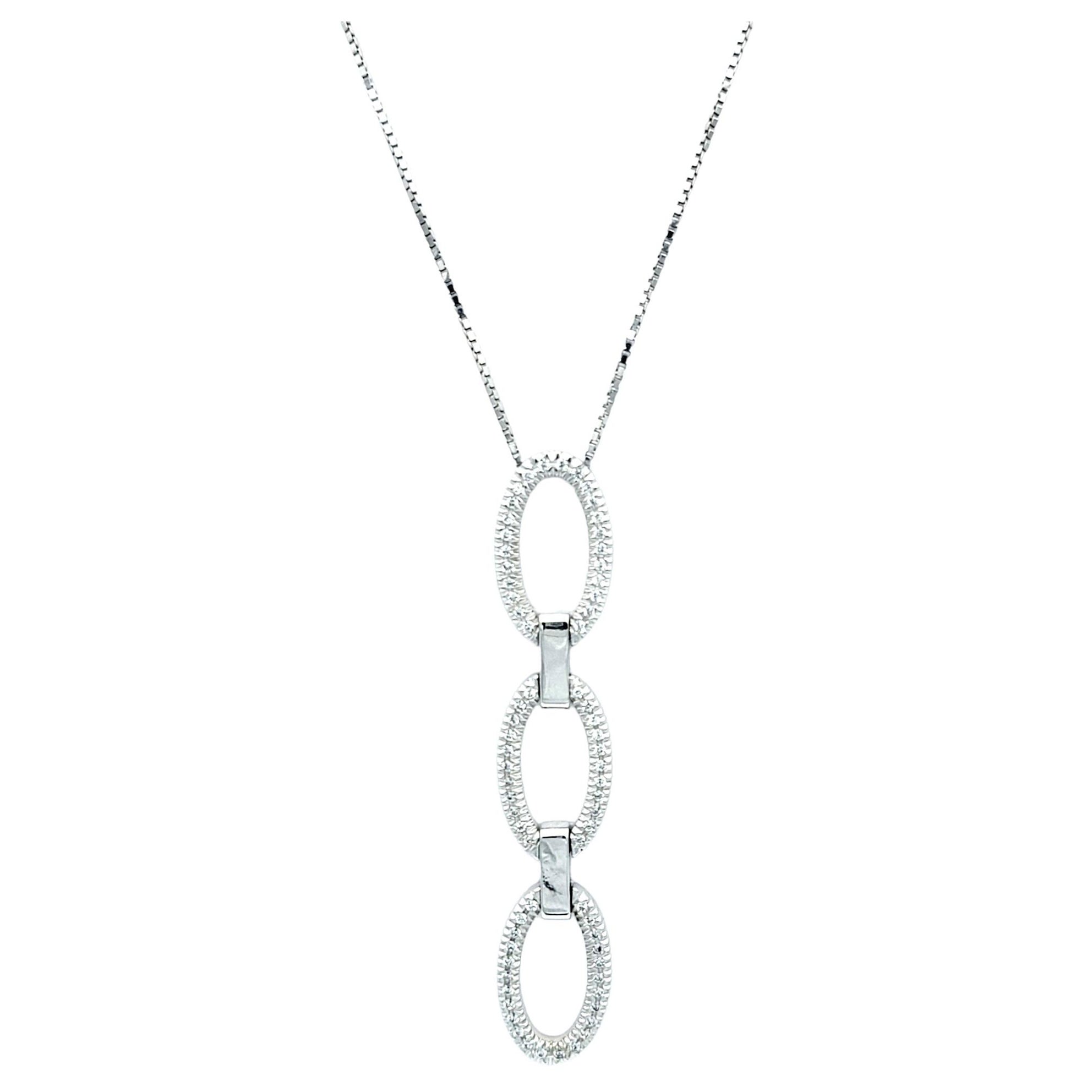 Collier pendentif vertical à trois anneaux ovales en or blanc 14 carats et diamants pavés