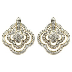 Pavé-Diamant-Ohrringe aus poliertem Gelbgold mit Scharnier und dreifachem Quatrefoil