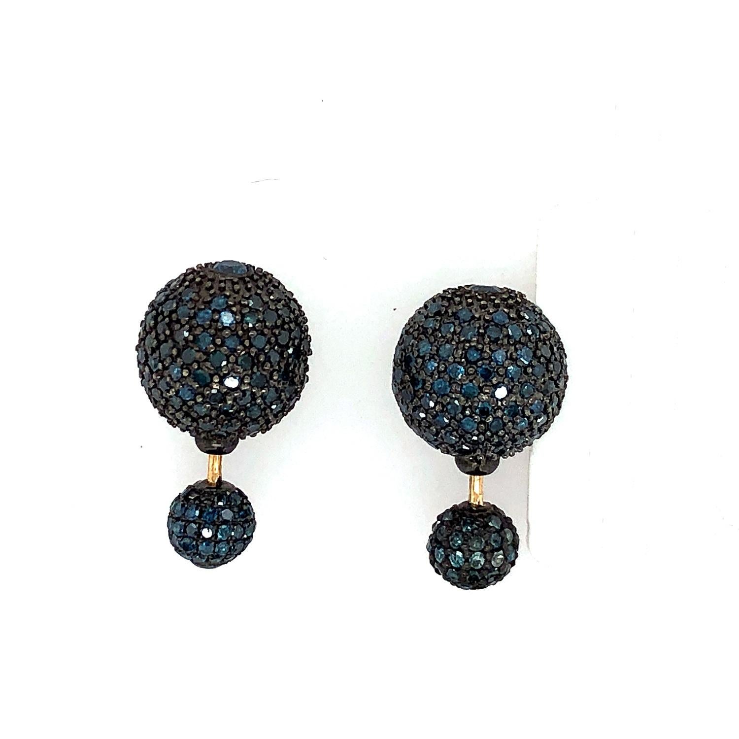 Blue Pave Diamond Tunnel Earrings Made in 14k Gold In New Condition For Sale In New York, NY