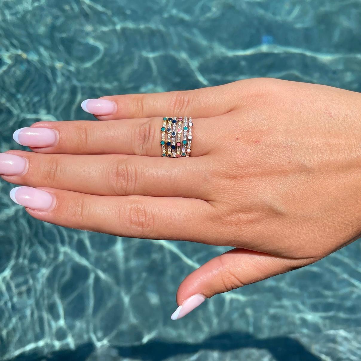 Im Angebot: Stapelring aus 14 Karat Weißgold mit Pavé-Diamant und Türkis-Emaille von Shlomit Rogel () 2