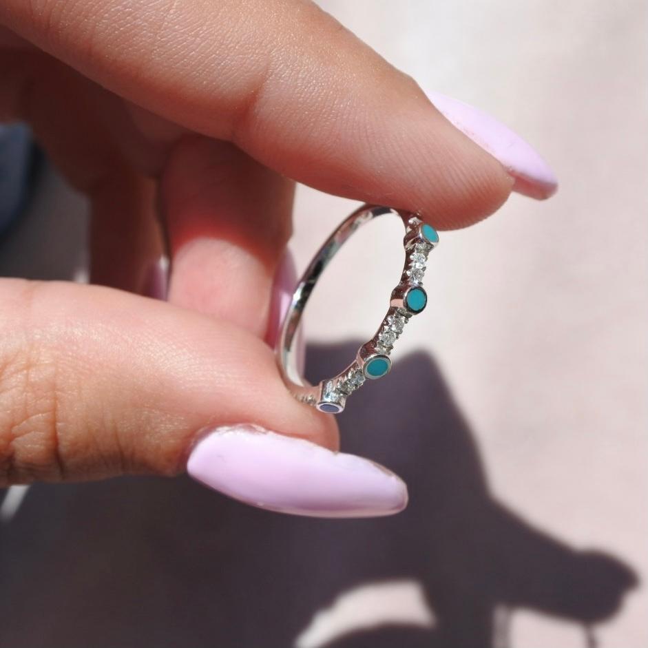 Im Angebot: Stapelring aus 14 Karat Weißgold mit Pavé-Diamant und Türkis-Emaille von Shlomit Rogel () 5