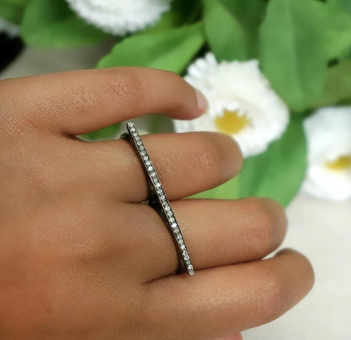 Taille ronde Bague à deux doigts en argent massif 925 avec diamant pavé Bague fine faite à la main Cadeau. en vente