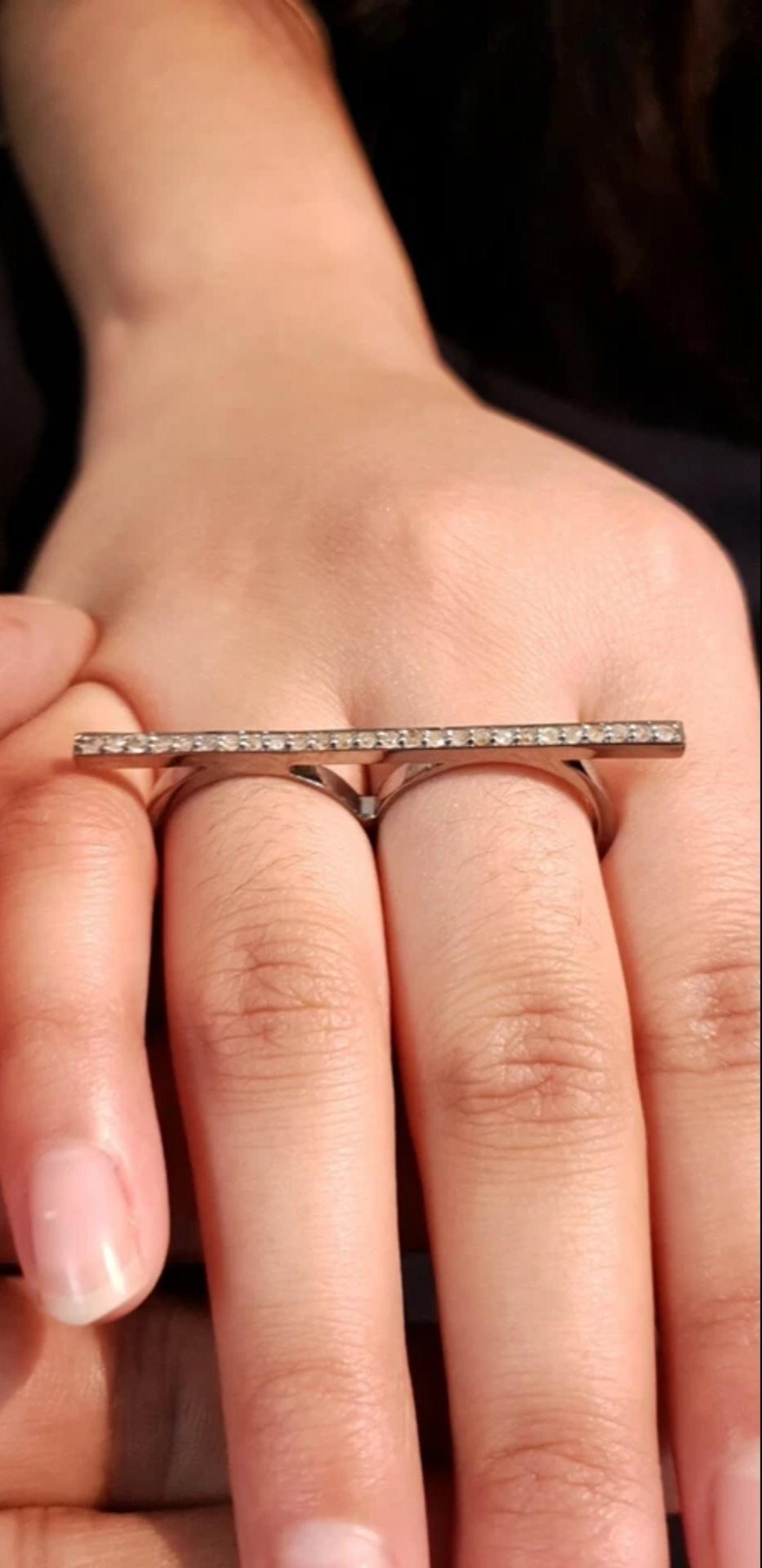 Bague à deux doigts en argent massif 925 avec diamant pavé Bague fine faite à la main Cadeau. Unisexe en vente