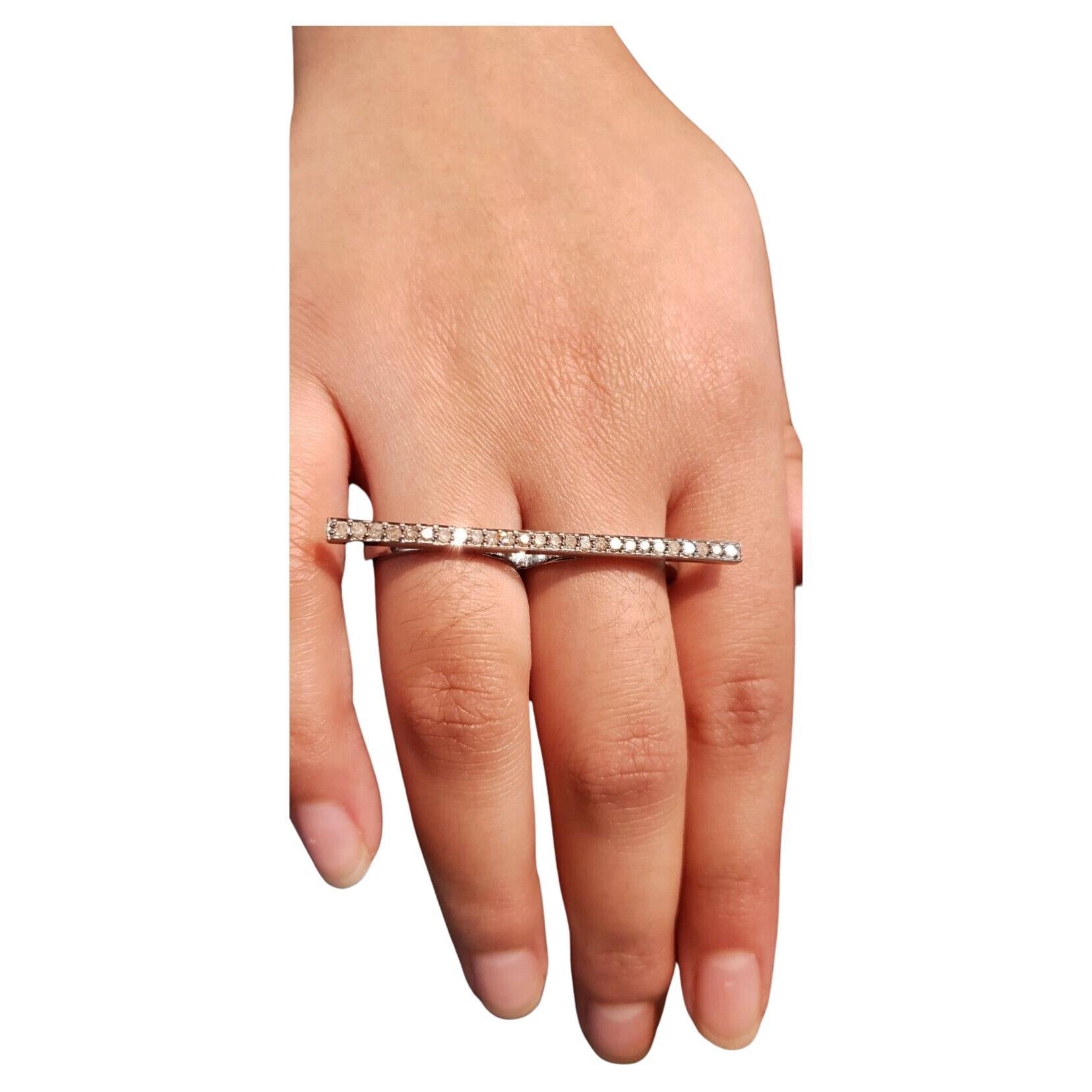 Handgefertigter feiner Ring mit zwei Fingern aus massivem 925er Silber mit Pave-Diamant.