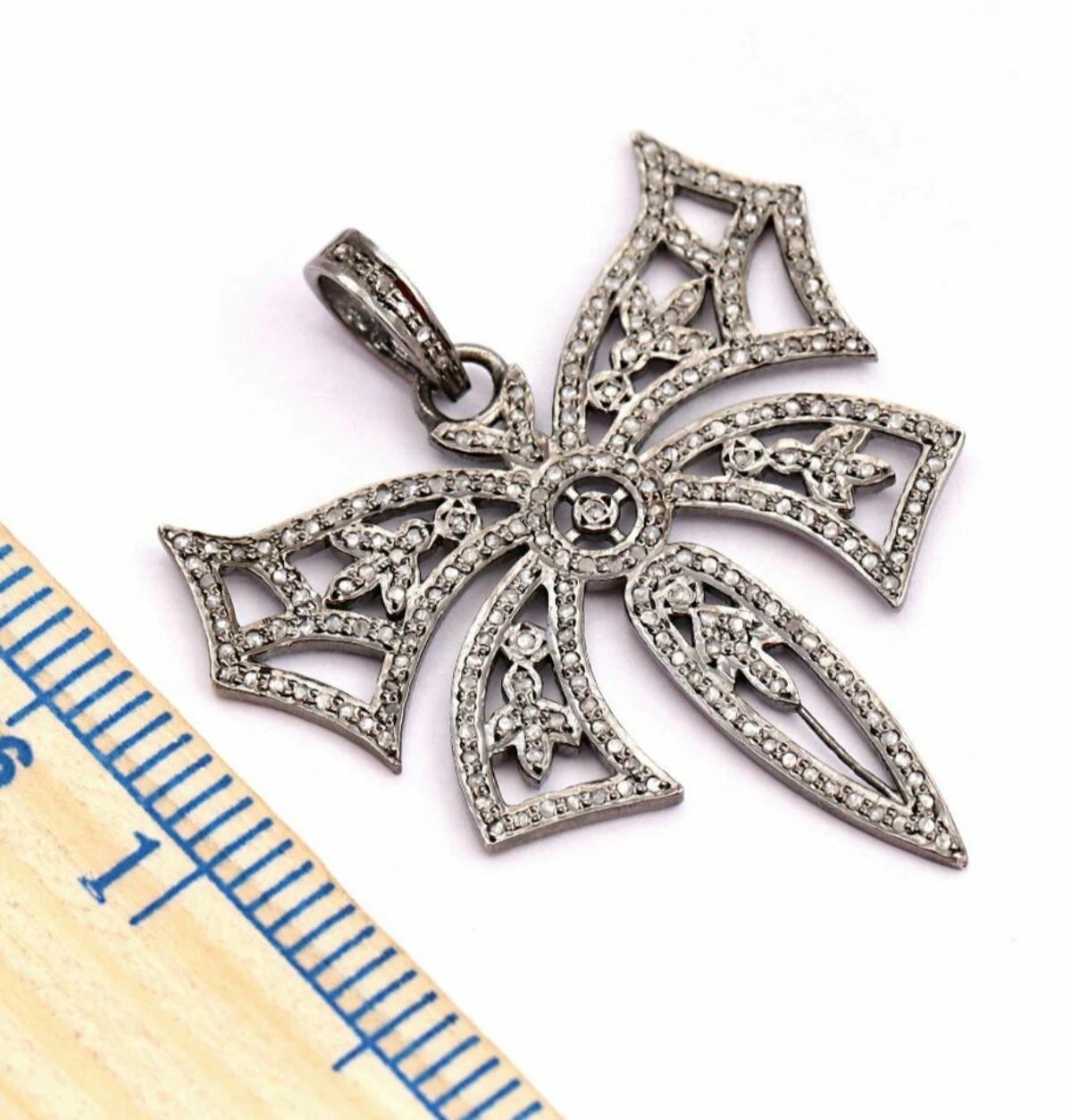 Taille ronde Pendentif papillon unique en argent 925 et diamants pavés, fait à la main, cadeau en vente