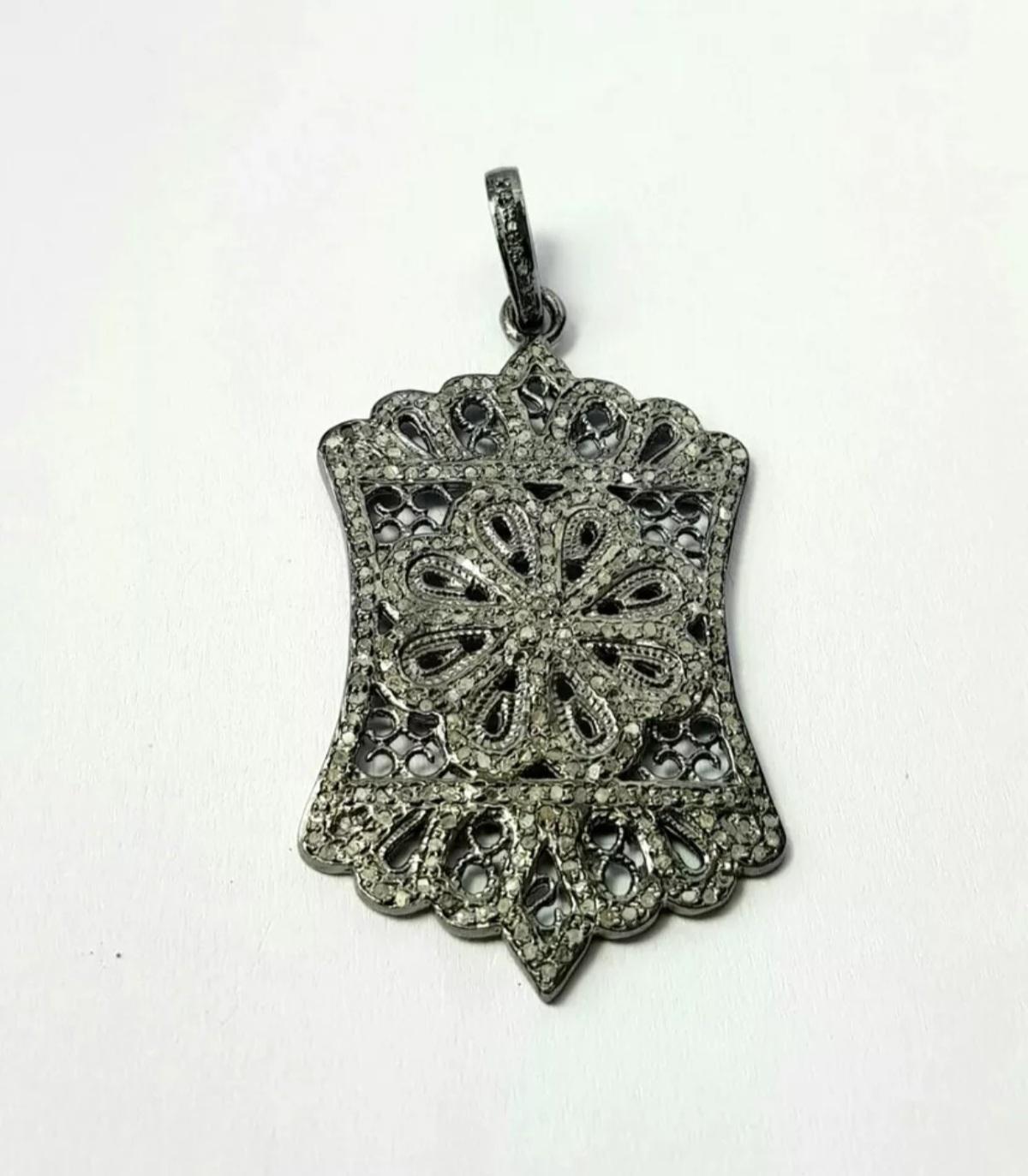 Ciondolo unico con diamante Pave in argento 925 Elegante ciondolo con diamante Regalo di San Valentino. in vendita 1