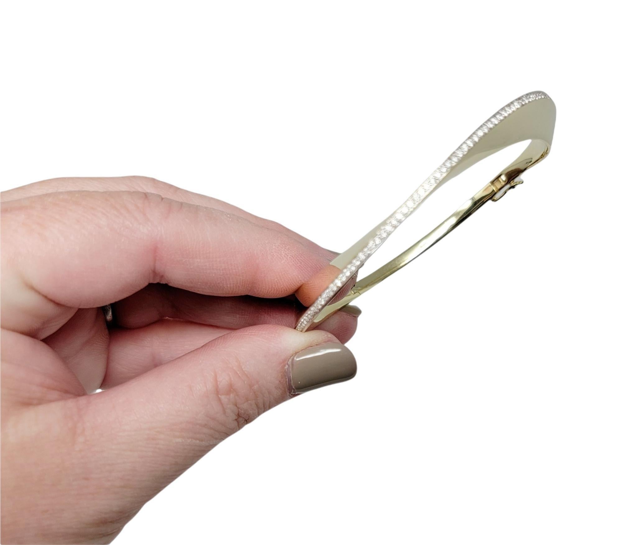 Bracelet jonc à charnières en or jaune 14 carats avec diamants pavés de 0,50 carat au total en vente 4