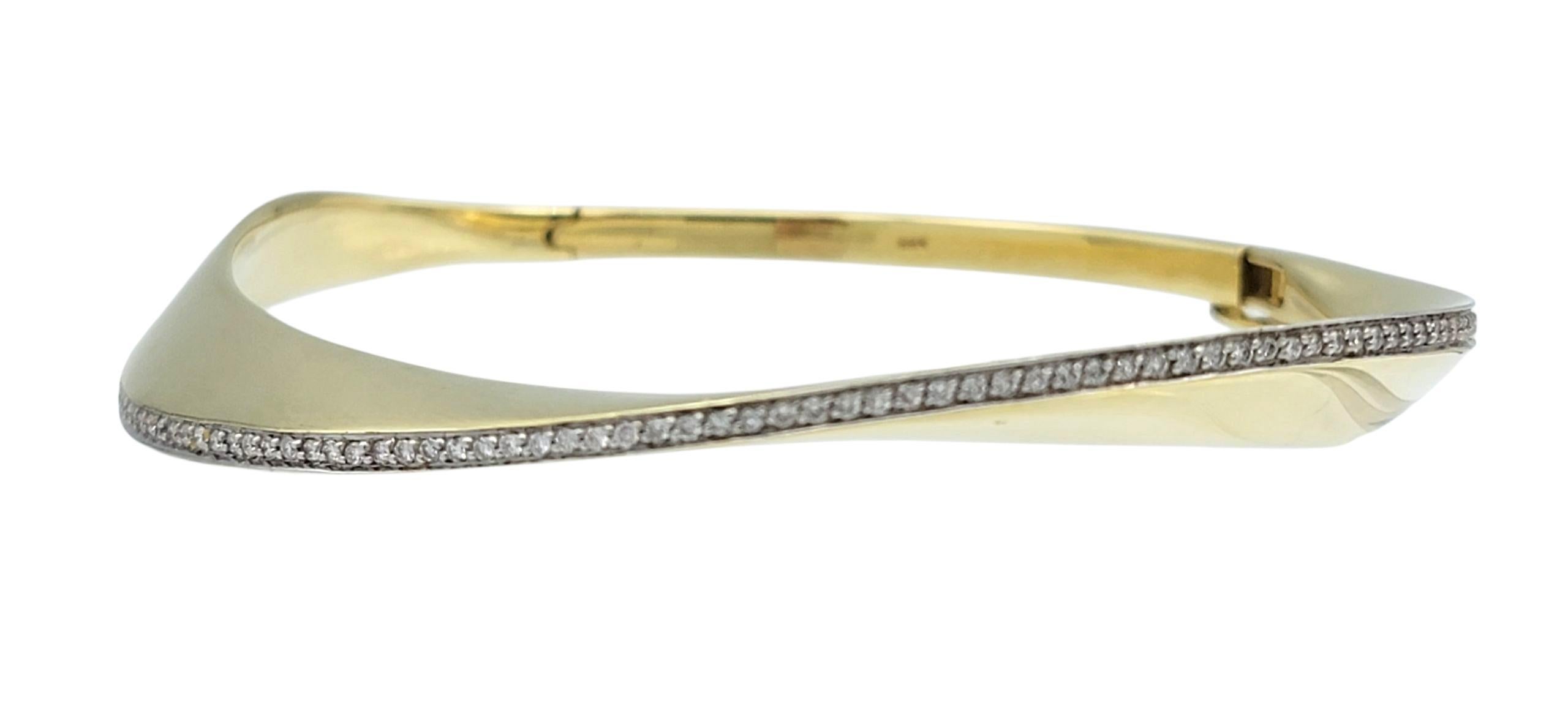 Contemporain Bracelet jonc à charnières en or jaune 14 carats avec diamants pavés de 0,50 carat au total en vente