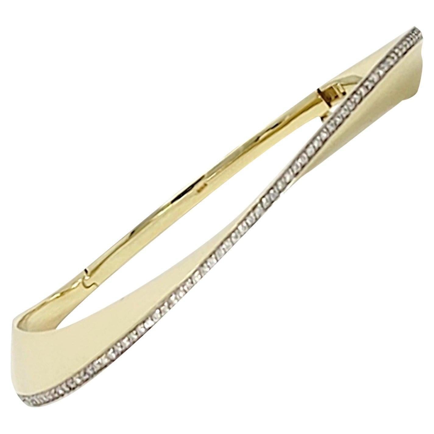 Taille ronde Bracelet jonc à charnières en or jaune 14 carats avec diamants pavés de 0,50 carat au total en vente