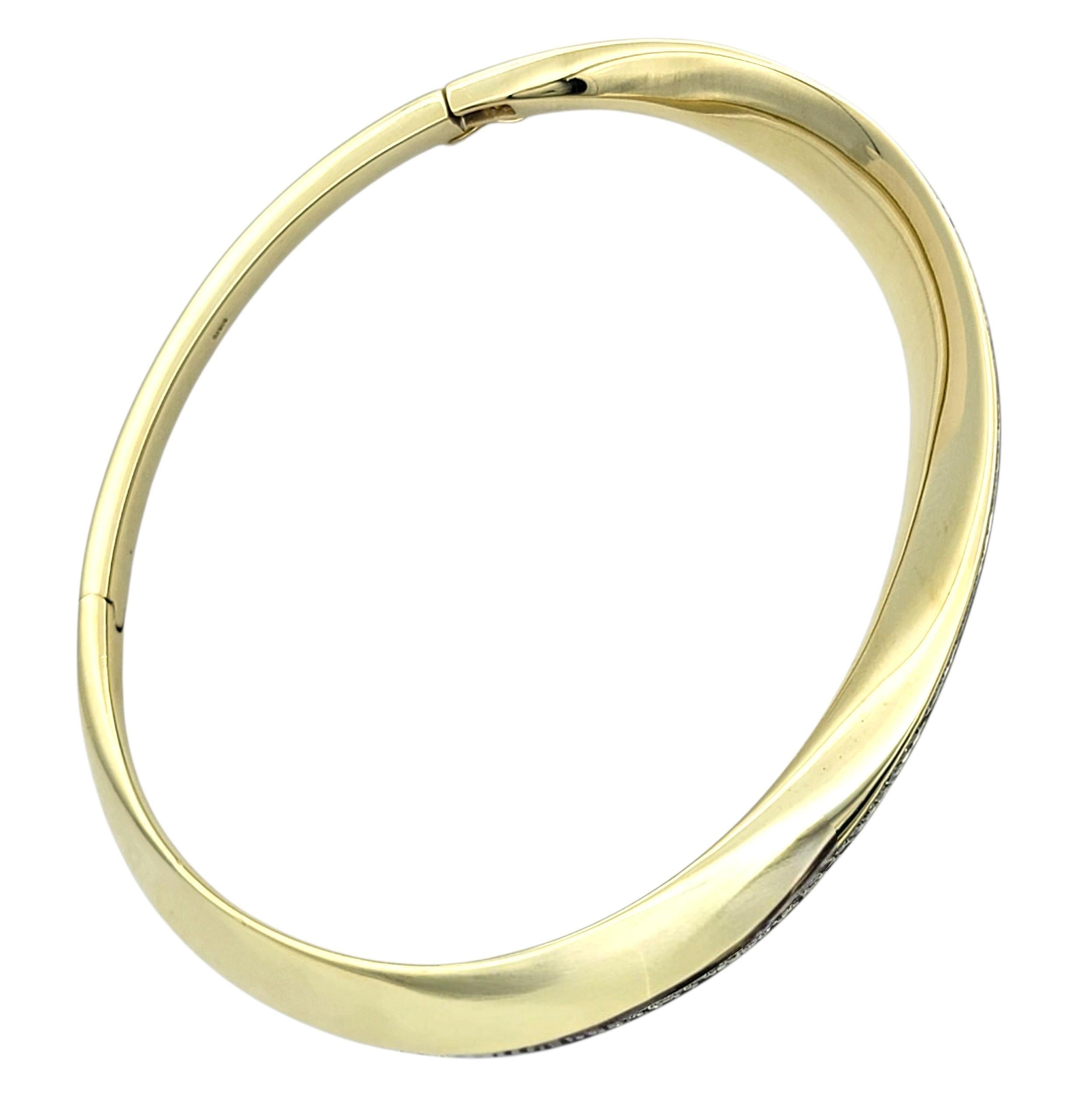 Bracelet jonc à charnières en or jaune 14 carats avec diamants pavés de 0,50 carat au total Pour femmes en vente