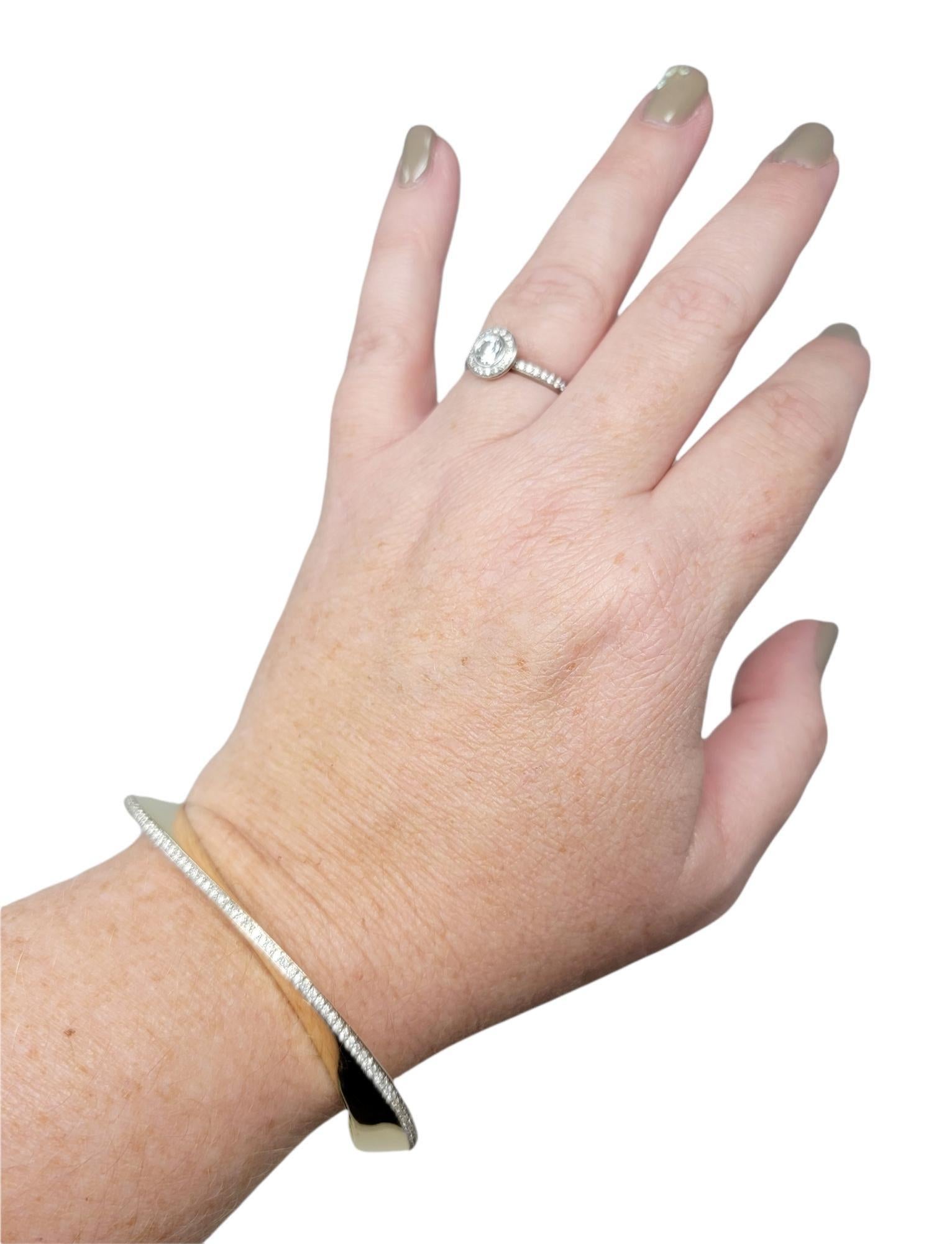 Bracelet jonc à charnières en or jaune 14 carats avec diamants pavés de 0,50 carat au total en vente 2