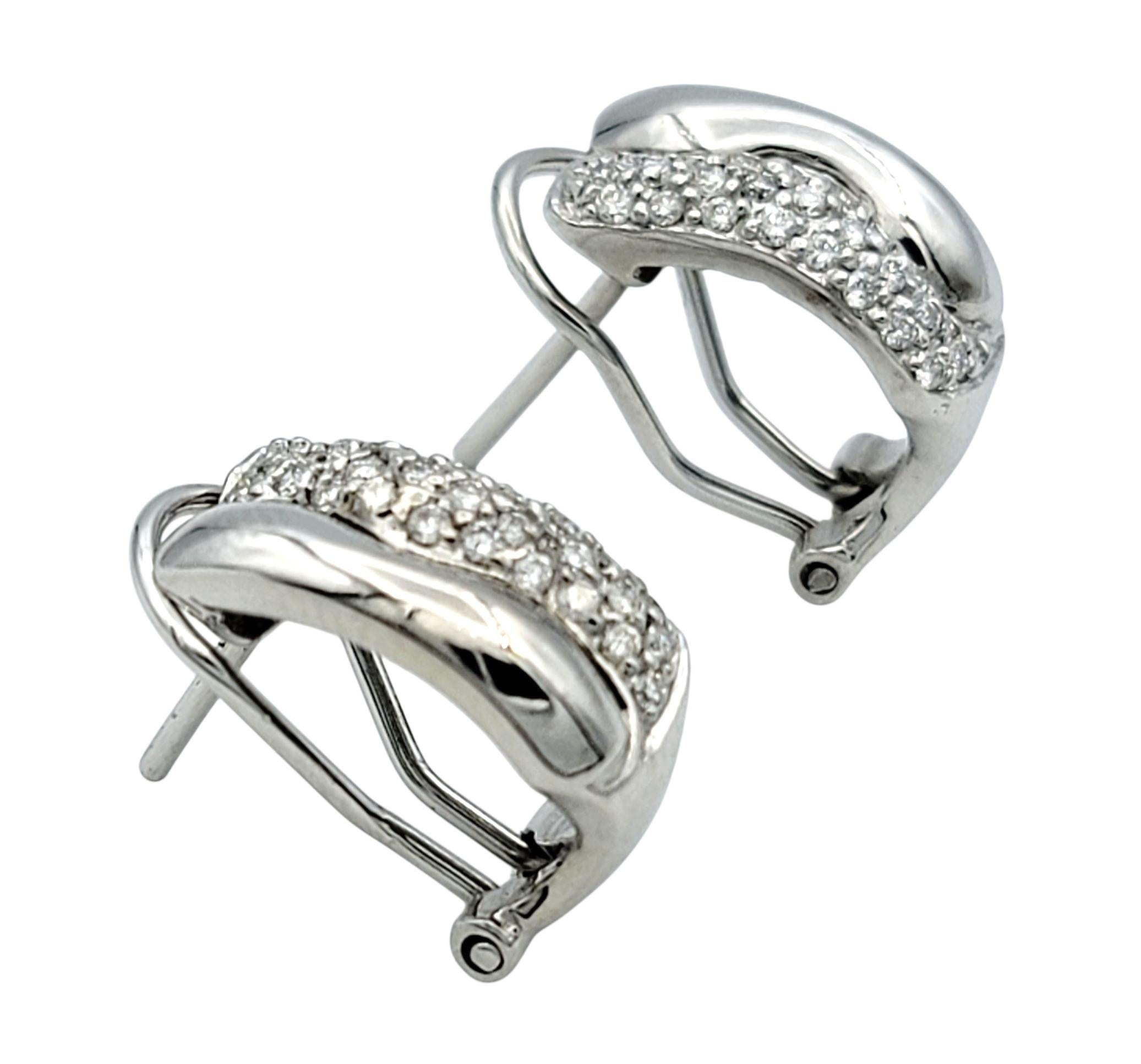 Omega-Ohrringe mit Pavé-Diamant-Wellenmotiv aus poliertem 14 Karat Weißgold (Rundschliff) im Angebot