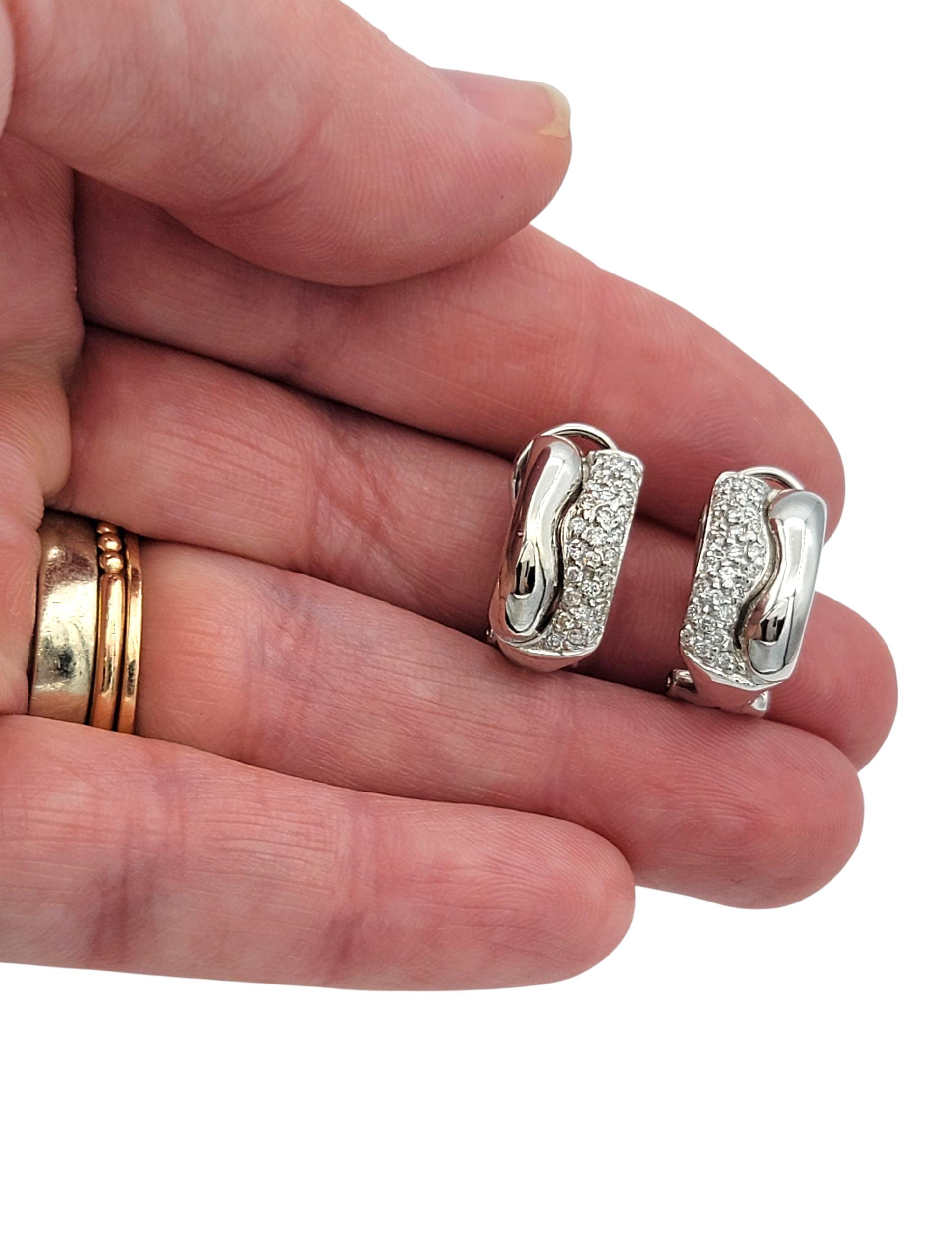 Omega-Ohrringe mit Pavé-Diamant-Wellenmotiv aus poliertem 14 Karat Weißgold im Angebot 2