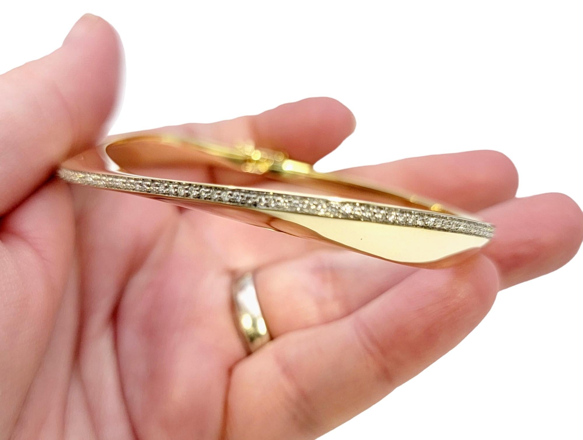 Bracelet jonc à charnières ondulée en or jaune 14 carats avec diamants pavés en vente 8
