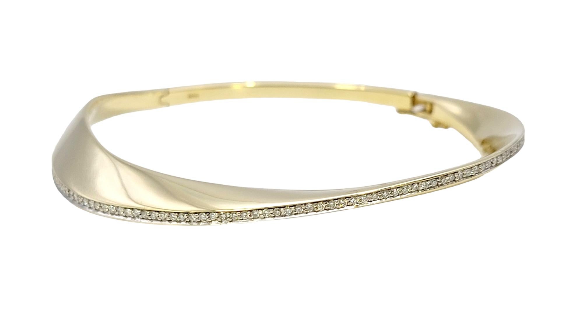 Contemporain Bracelet jonc à charnières ondulée en or jaune 14 carats avec diamants pavés en vente