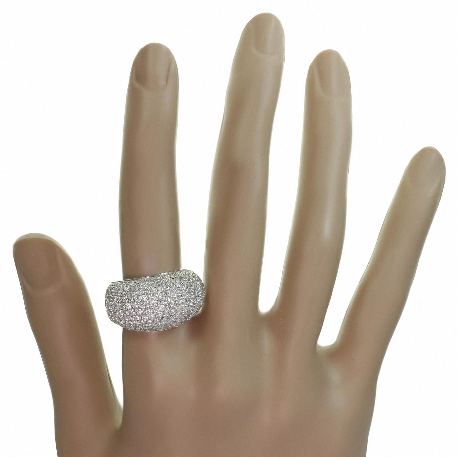 Domed-Ring aus Weißgold mit Pavé-Diamant (Brillantschliff)