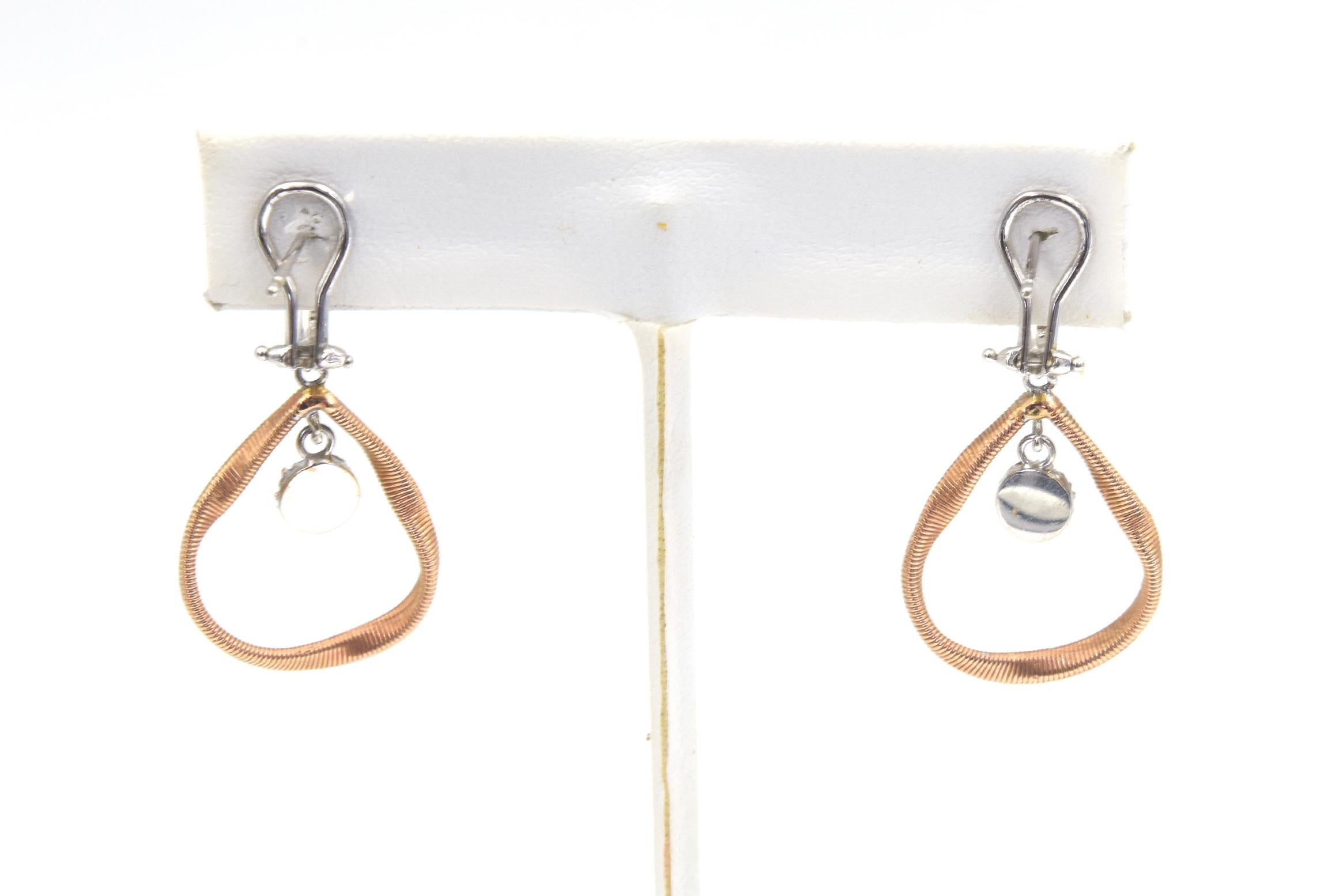 Taglio rotondo Orecchini a goccia a goccia con diamanti Pave in oro bianco e rosa in vendita