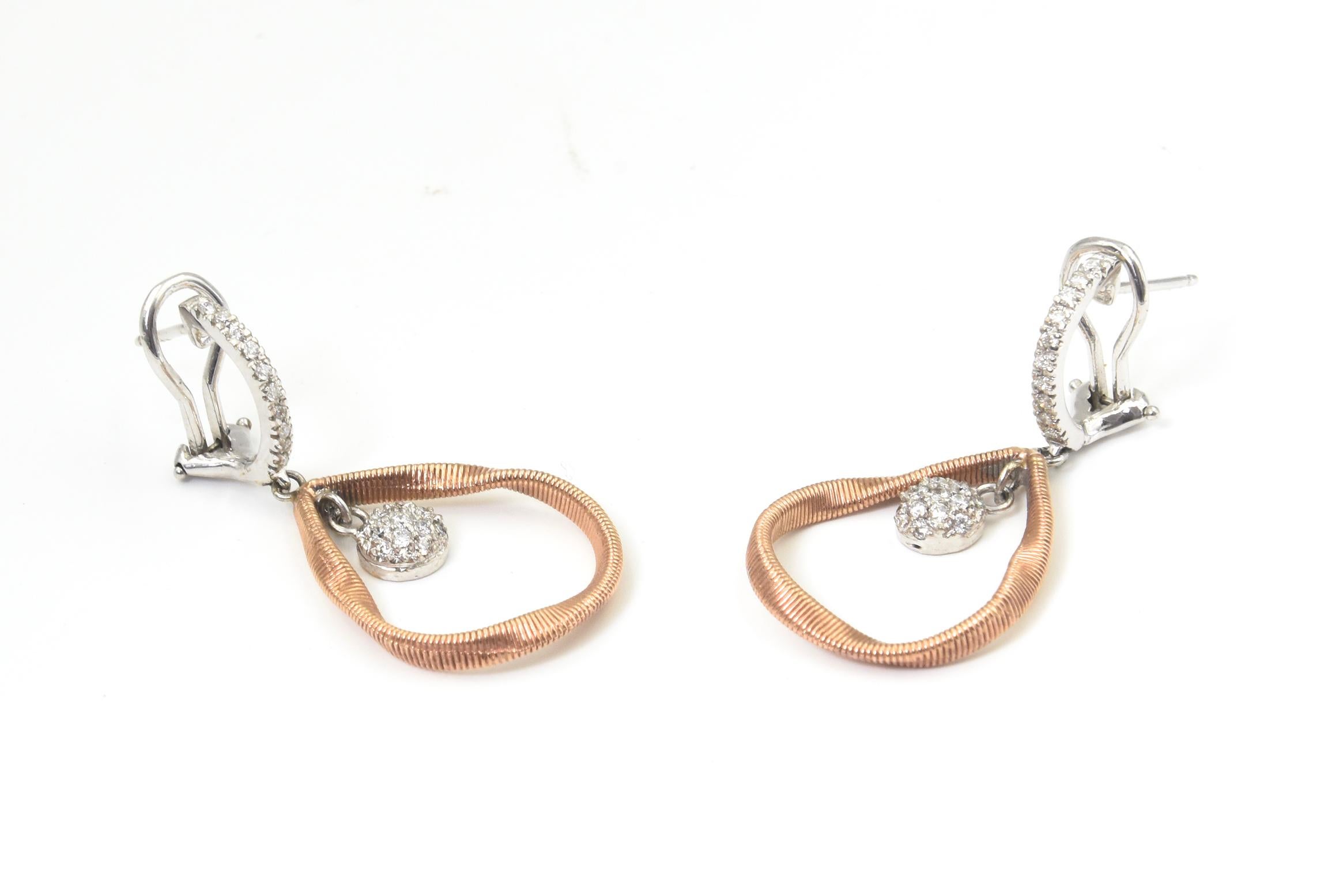 Orecchini a goccia a goccia con diamanti Pave in oro bianco e rosa in vendita 2