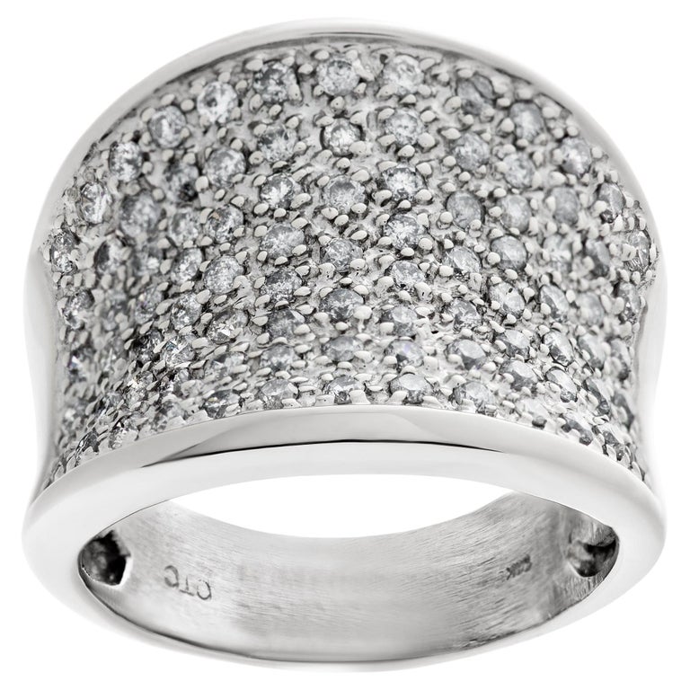 Breiter 14 Karat Weißgold Ring mit Diamanten in Pflasterfassung im Angebot  bei 1stDibs