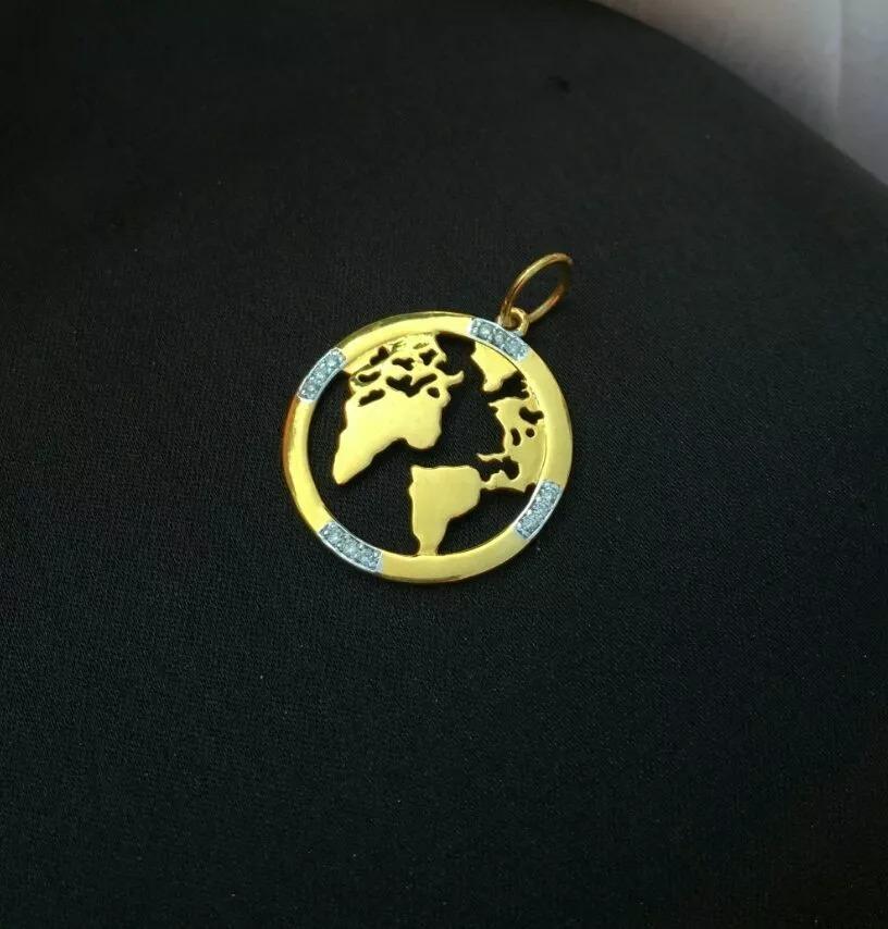 Taille ronde Pendentif rond World Map en or jaune 14 carats avec diamants pavés en vente