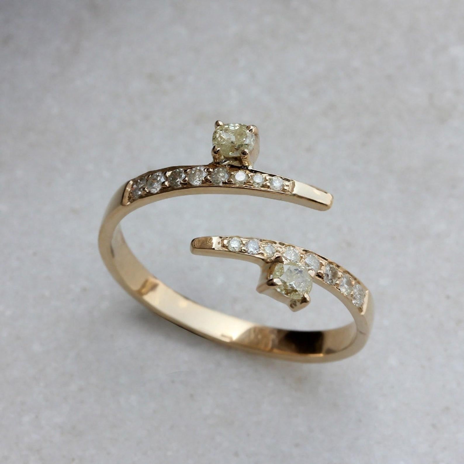 Bague en or avec diamants pavés 14k Gold Yellow Fine Gold Handmade Jewelry For Her. Unisexe en vente