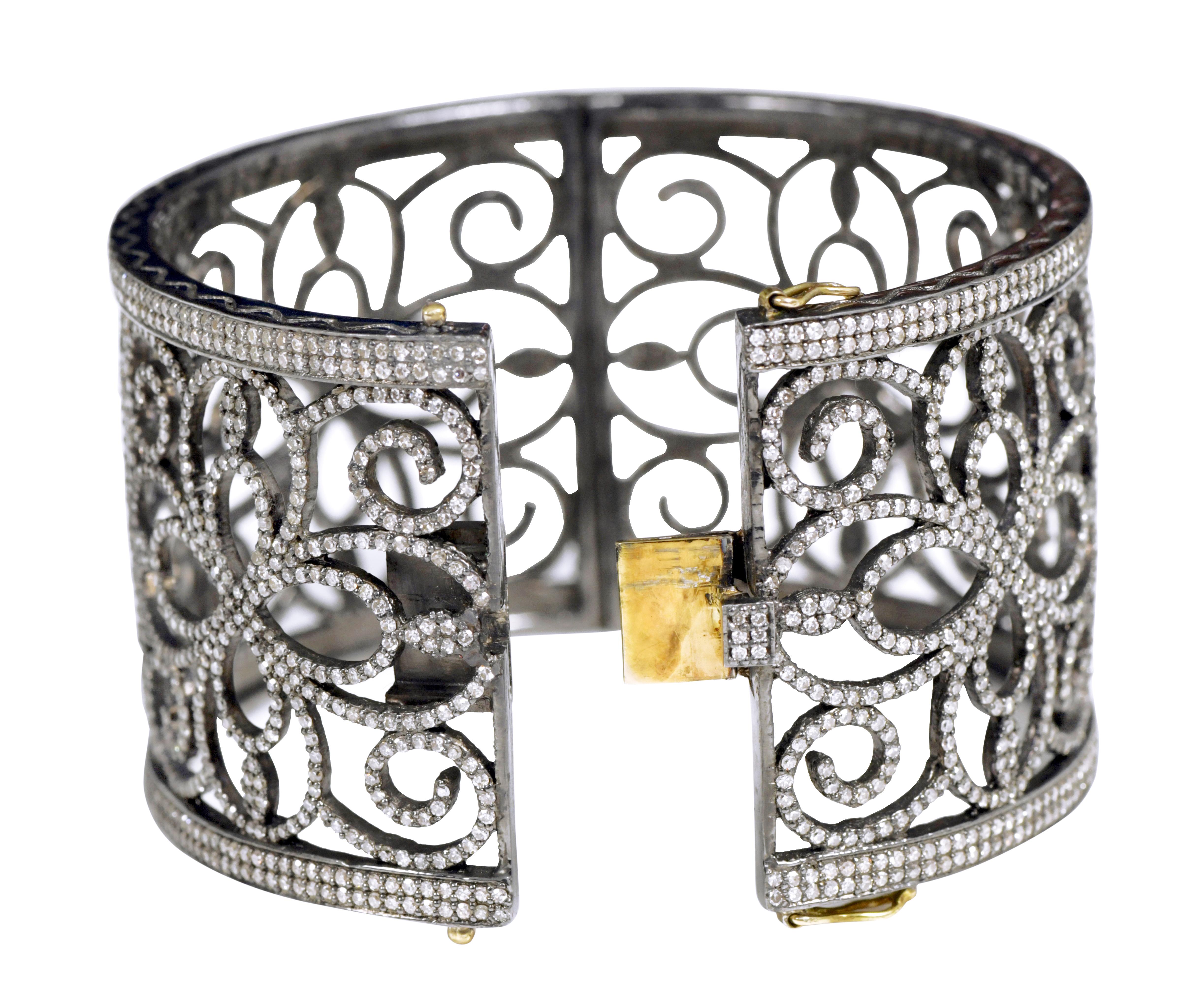 Pave Diamonds 13.35 Carats Bangle in Art-Deco Style In New Condition For Sale In Jaipur, IN