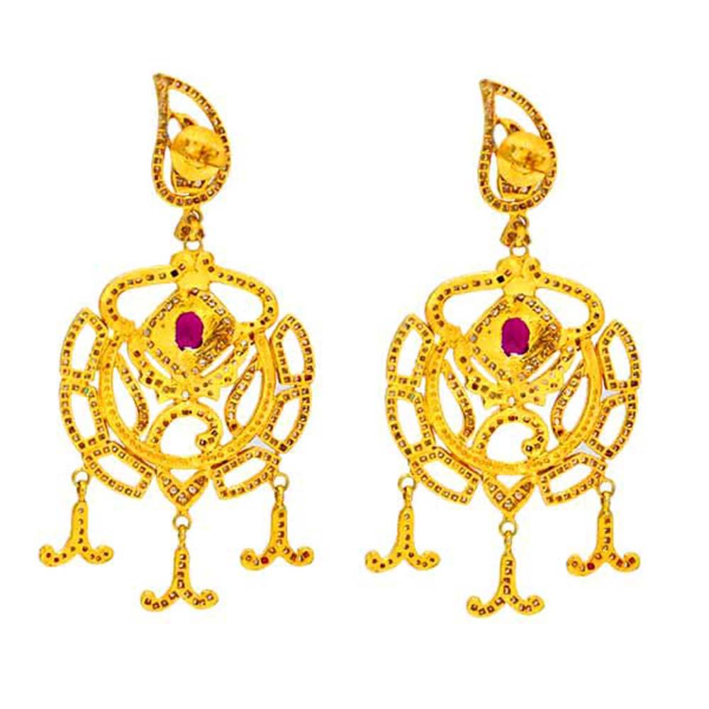 Contemporaneo Orecchini pendenti con pavé di diamanti e accenti di rubino in oro giallo 14k e argento in vendita