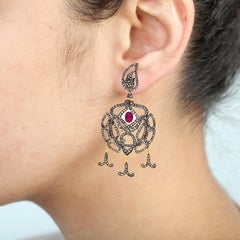 Pendientes colgantes con pavé de diamantes y rubí en oro amarillo de 14k y plata