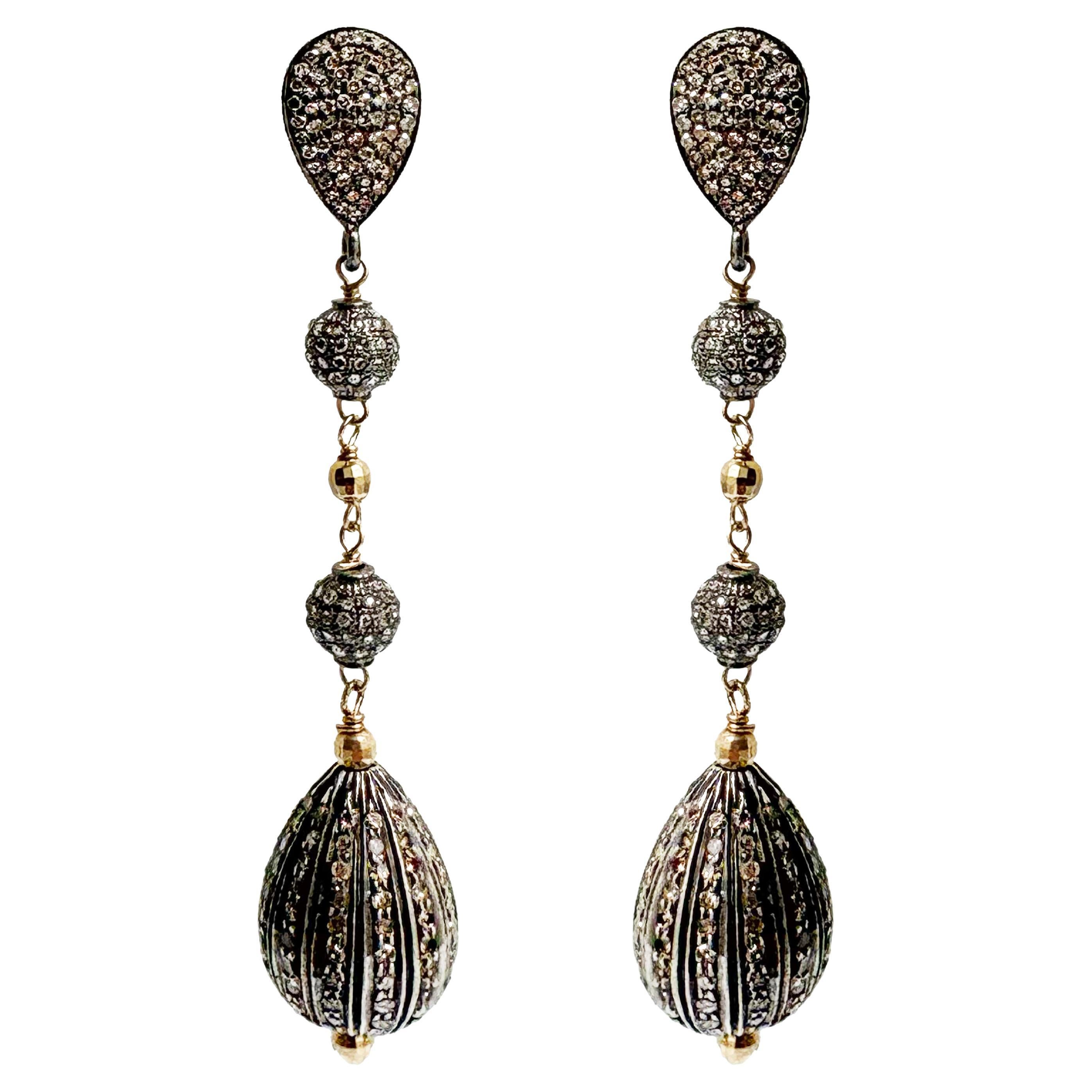 Descripción 
Chic, femeninos e innegablemente seductores, estos pendientes de pavé de diamantes están elaborados con una meticulosa atención al detalle. Un llamativo juego de cuentas facetadas de plata de ley rodiada y oro amarillo de 14 quilates