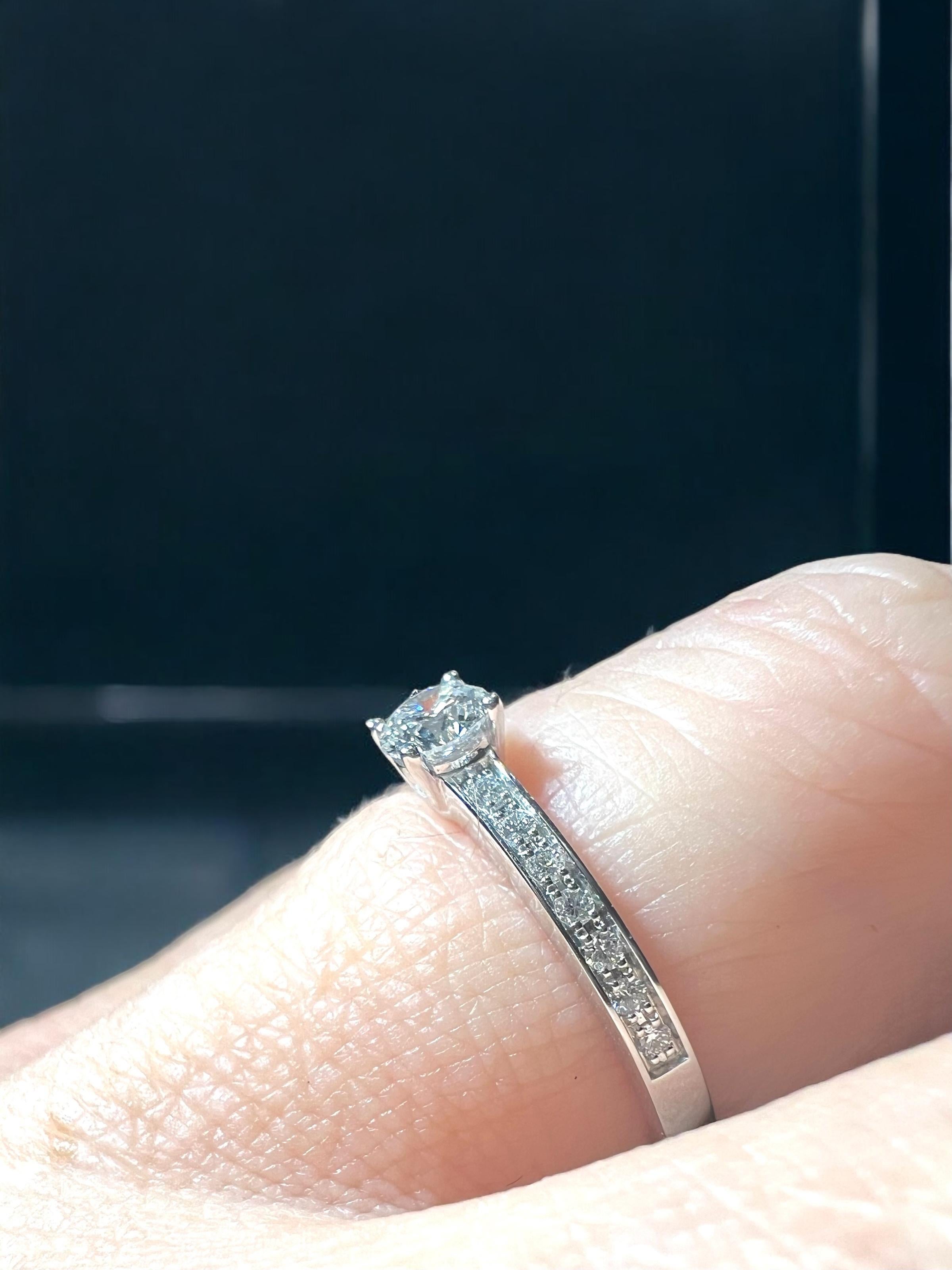 Round Cut Pave diamonds ring, 18-carat white gold For Sale