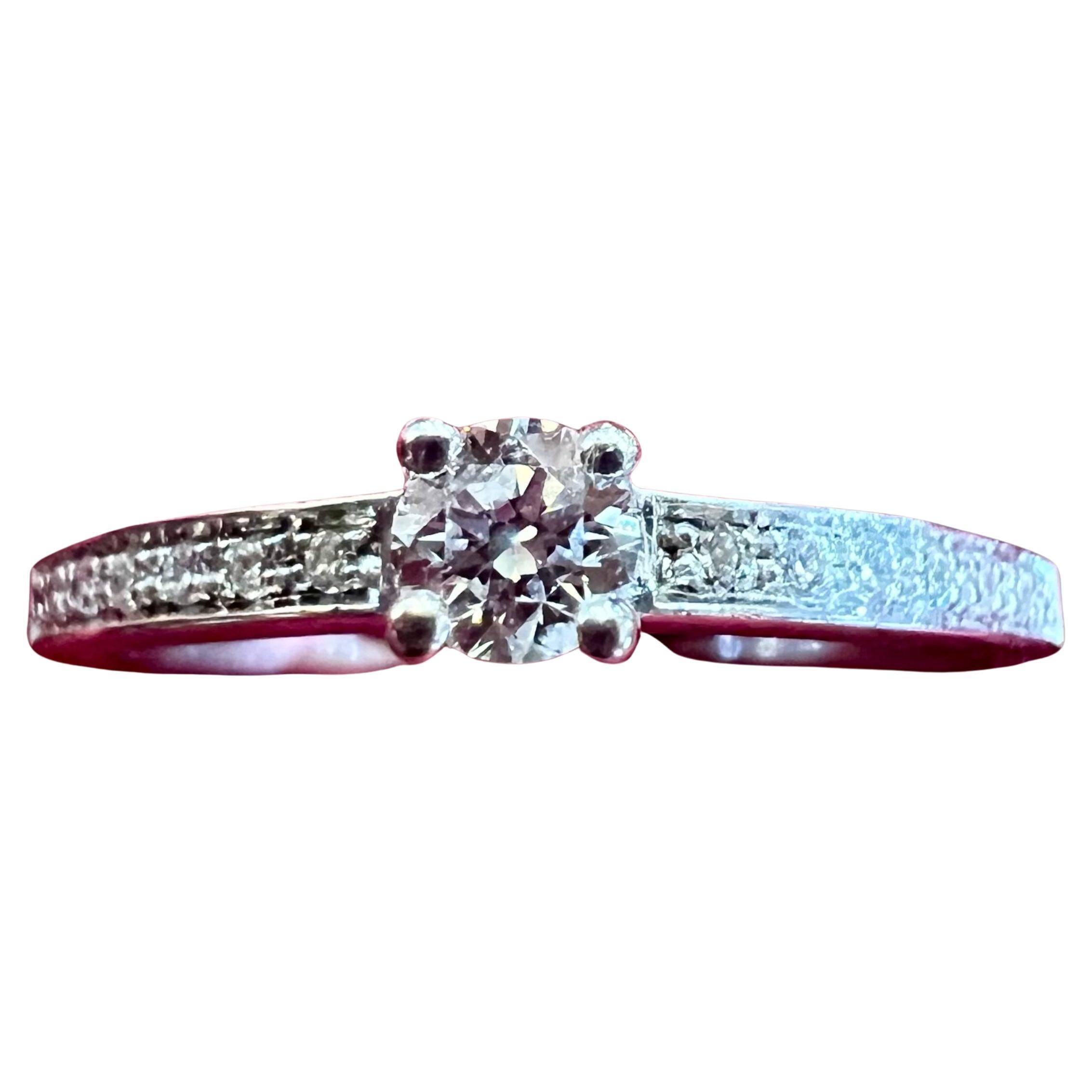 Pave diamonds ring, 18-carat white gold