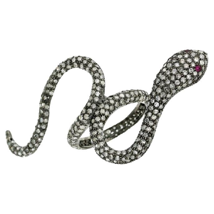 Bague en forme de serpent sertie de diamants pavés avec yeux en rubis en vente