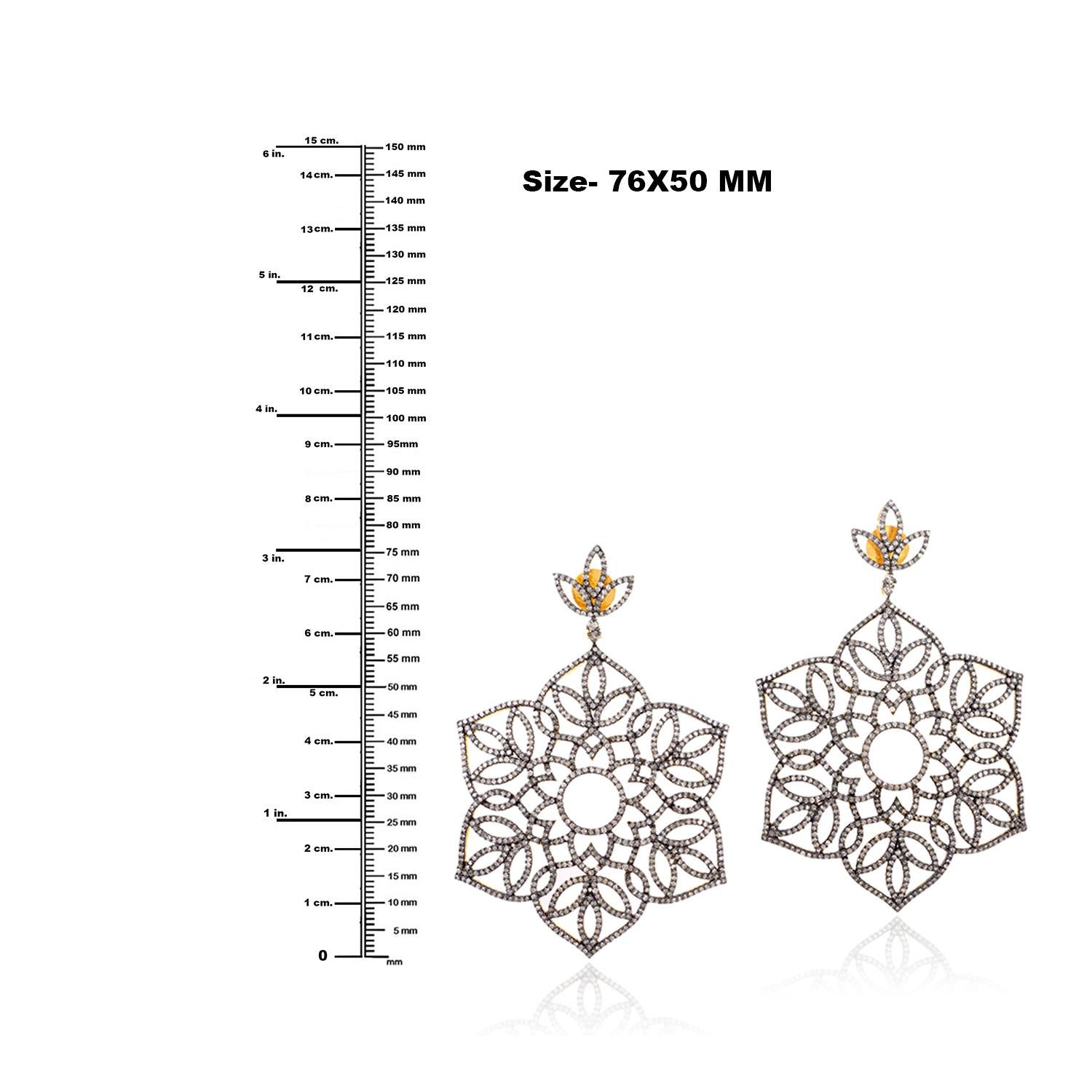 Pave Diamonds Snow Flakes Shaped Dangle Earrings made In 18k Yellow Gold In New Condition For Sale In New York, NY
