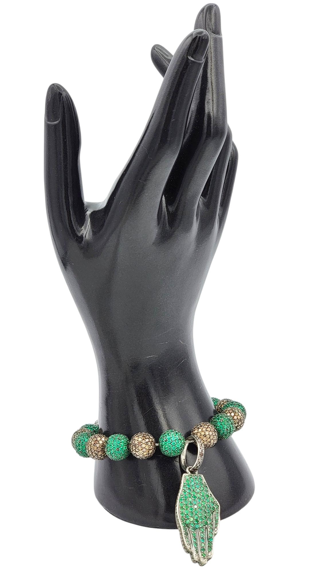 Bracciale a mano Hamsa con smeraldi e diamanti Pavé e perline in oro 14 carati in vendita 5