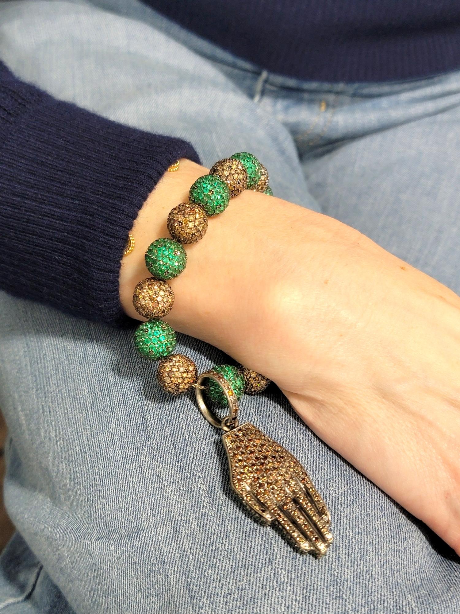 Bracciale a mano Hamsa con smeraldi e diamanti Pavé e perline in oro 14 carati in vendita 6