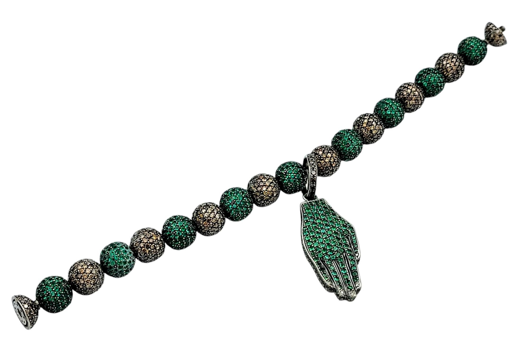 Contemporaneo Bracciale a mano Hamsa con smeraldi e diamanti Pavé e perline in oro 14 carati in vendita