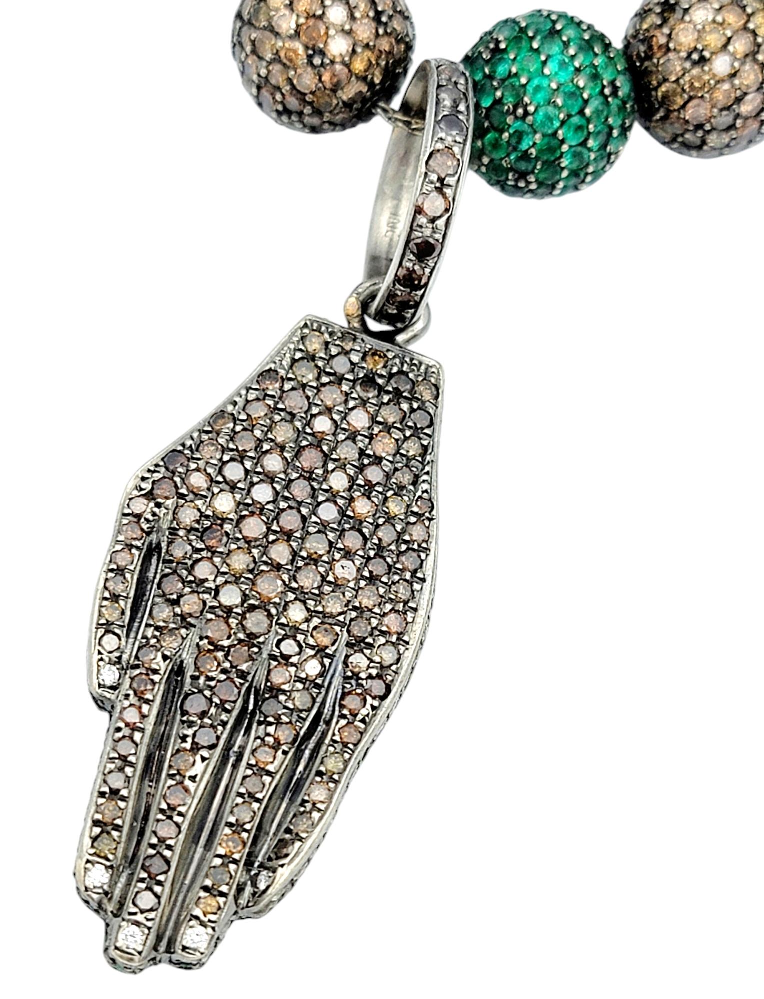 Donna Bracciale a mano Hamsa con smeraldi e diamanti Pavé e perline in oro 14 carati in vendita